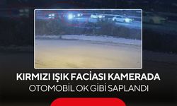 Otomobilin, ışıkta bekleyen 2 araca ok gibi saplandığı kaza kamerada