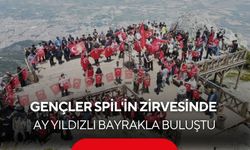 Gençler Spil'in zirvesinde ay yıldızlı bayrakla buluştu