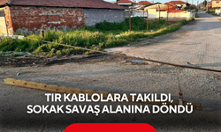 Tır kablolara takıldı, sokak savaş alanına döndü