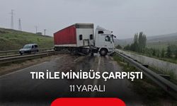 Tır ile minibüs çarpıştı: 11 yaralı