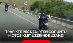 Trafikte pes dedirten görüntü: Motosiklet üzerinde uzandı