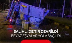 Salihli’de tır devrildi! Beyaz eşyalar yola saçıldı, facia kıl payı atlatıldı
