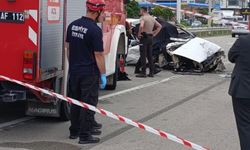 Feci kaza! Park halindeki çekiciye çarpan otomobilde 1 kişi hayatını kaybetti