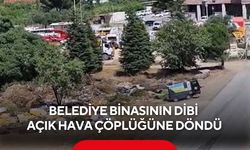 Belediye binasının arkasında şoke eden görüntü! Belediye araçlarının atık döktüğü anlar kamerada...