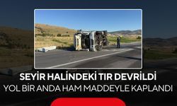 Kontrolden çıkan tır yan yattı! Plastik ham maddeleri yola saçıldı...