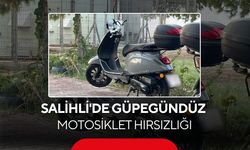Salihli'de güpegündüz motosiklet hırsızlığı! Kaldırımdan çalıp kayboldular