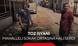 Tozdan bunalan mahalleli çareyi sokağa halı sermekte buldu...