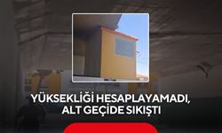 Salihli’de tır alt geçide sıkıştı