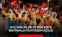Atlı birlikler ve binlerce bayrakla muhteşem açılış