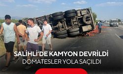 Salihli’de kamyon devrildi: Domatesler yola saçıldı