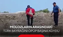 Molozların arasındaki Türk bayrağını öpüp başına koydu! Polis memurunun hareketi takdir topladı