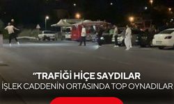 Pes dedirten görüntü! İşlek caddenin ortasında top oynadılar