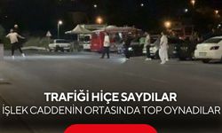 Pes dedirten görüntü! İşlek caddenin ortasında top oynadılar