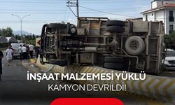 Rampadan inerken kontrolden çıktı! İnşaat malzemesi yüklü kamyon yan yattı...