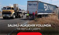 Salihli-Alaşehir yolunda tır refüje çarptı