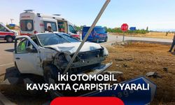 İki otomobil kavşakta çarpıştı: 7 yaralı