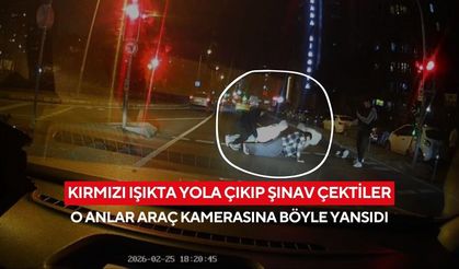 Kırmızı ışıkta şınav çektiler! Gençlerin yaya geçidindeki eğlenceli anları araç kamerasına yansıdı...