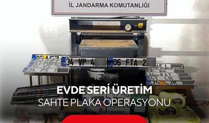 Jandarma şaşkın! Evde “Sahte plaka fabrikası” ortaya çıktı...