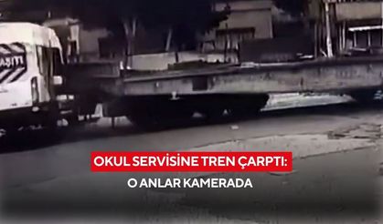 Okul servisine tren çarptı: o anlar kamerada