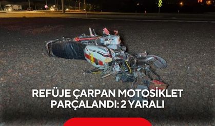 Refüje çarpan motosiklet parçalandı: 2 yaralı