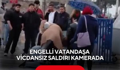 Engelli vatandaş şemsiye satarak geçiniyordu, meydan ortasında darp edildi...