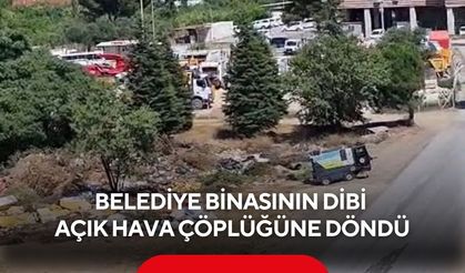 Belediye binasının arkasında şoke eden görüntü! Belediye araçlarının atık döktüğü anlar kamerada...