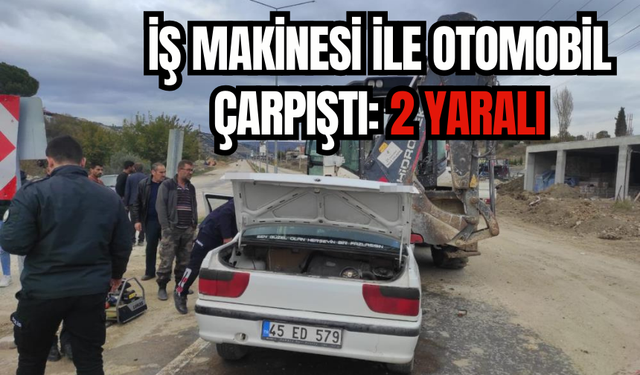 Otomobil geri manevra yapan iş makinesine çarptı: 2 yaralı