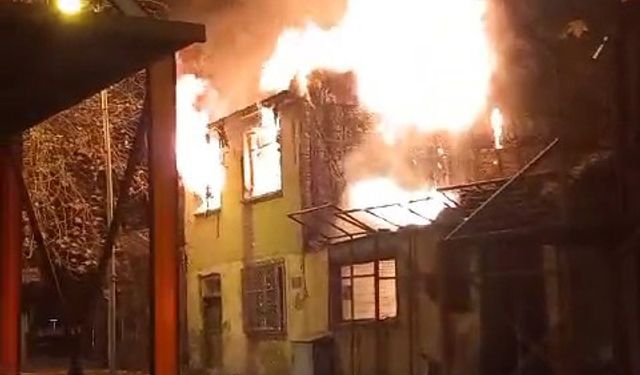 Alevler geceyi aydınlattı