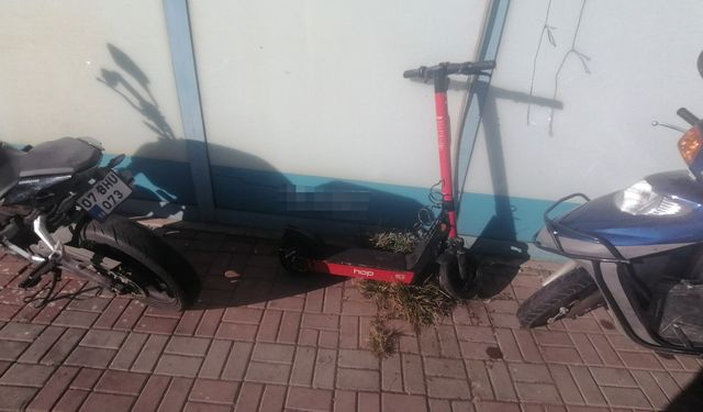 Elektrikli scooter otomobille çarpıştı: 1 yaralı