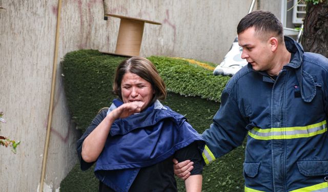 Evinde yangın çıkan kiracı gözyaşlarını tutamadı