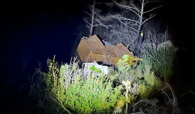 Hafriyat kamyonu 30 metrelik uçurumdan yuvarlandı: 1 yaralı