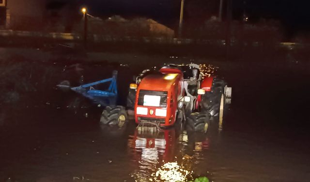 Çardak’ta sağanak yağış etkili oldu, bahçe ve tarlalar göle döndü