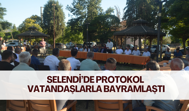 Selendi’de protokol vatandaşlarla bayramlaştı