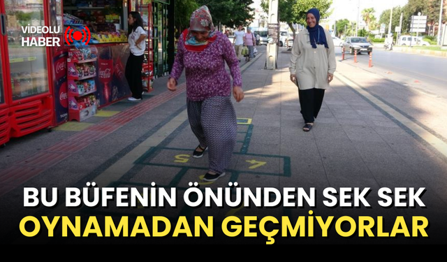 Bu büfenin önünden sek sek oynamadan geçmiyorlar