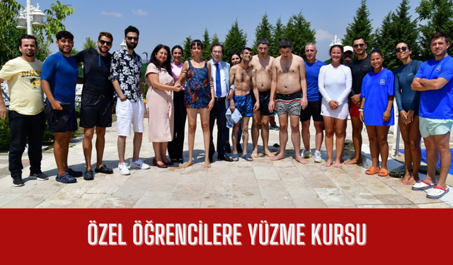 Özel öğrencilere yüzme kursu