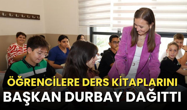 Öğrencilere ders kitaplarını Başkan Durbay dağıttı