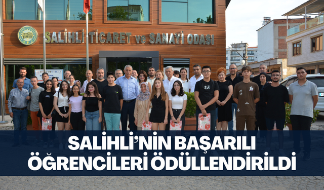 Üniversite sınavında ilk 3 bine giren Salihlili 12 öğrenci ödüllendirildi