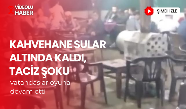 Kahvehane sular altında kaldı, vatandaşlar oyuna devam etti