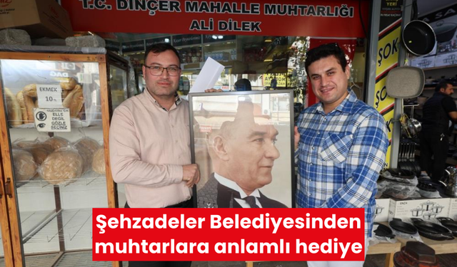 Şehzadeler Belediyesinden muhtarlara anlamlı hediye