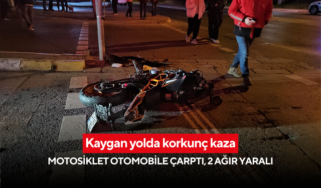 Kaygan yolda korkunç kaza: Motosiklet otomobile çarptı, 2 ağır yaralı