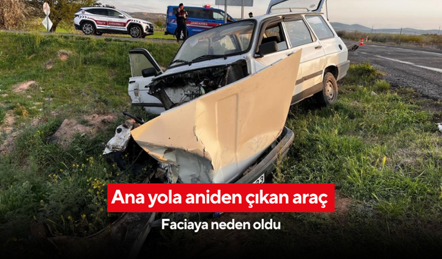 Ana yola aniden çıkan araç faciaya neden oldu... Kafa kafaya çarpıştılar! Kaza anı ise böyle görüntülendi