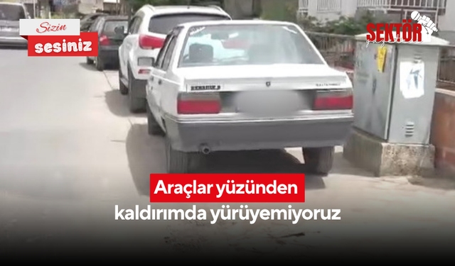 Araçlar yüzünden kaldırımda yürüyemiyoruz