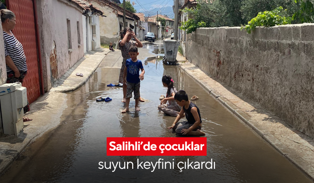 Salihli’de çocuklar suyun keyfini çıkardı