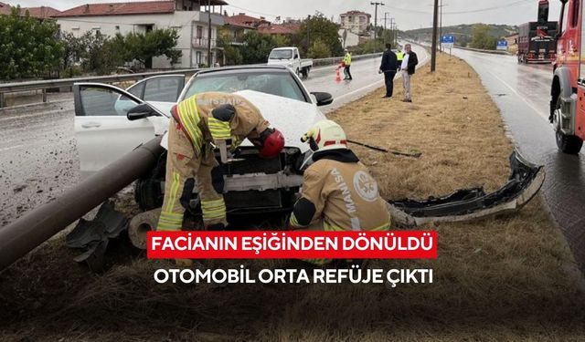 Facianın eşiğinden dönüldü ! Otomobil orta refüje çıktı