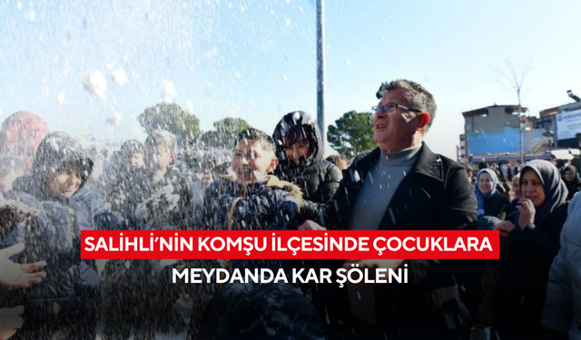 Salihli’nin komşu ilçesinde çocuklara meydanda kar şöleni