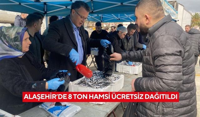 Alaşehir’de 8 ton hamsi ücretsiz dağıtıldı