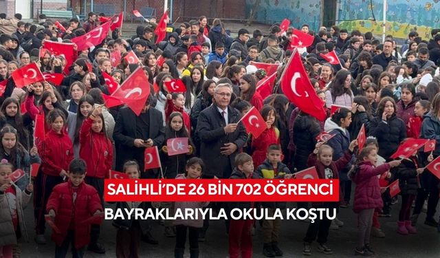 Salihli’de 26 bin 702 öğrenci bayraklarıyla ikinci dönem için okula koştu