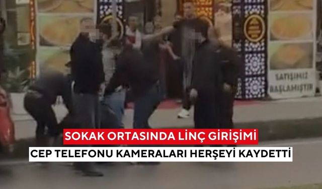 Bir kişiyi aralarına alıp tekme tokat dövdüler... | O anlar cep telefonuyla saniye saniye kaydedildi