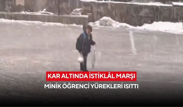 Kar altında İstiklâl Marşı: Minik öğrenci yürekleri ısıttı