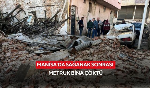 Manisa’da sağanak sonrası metruk bina çöktü: Park halindeki otomobil hurdaya döndü